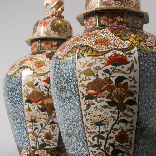 Image: A large Pair of Imari Vases with Cover (Ceramics, Ref. 1982)