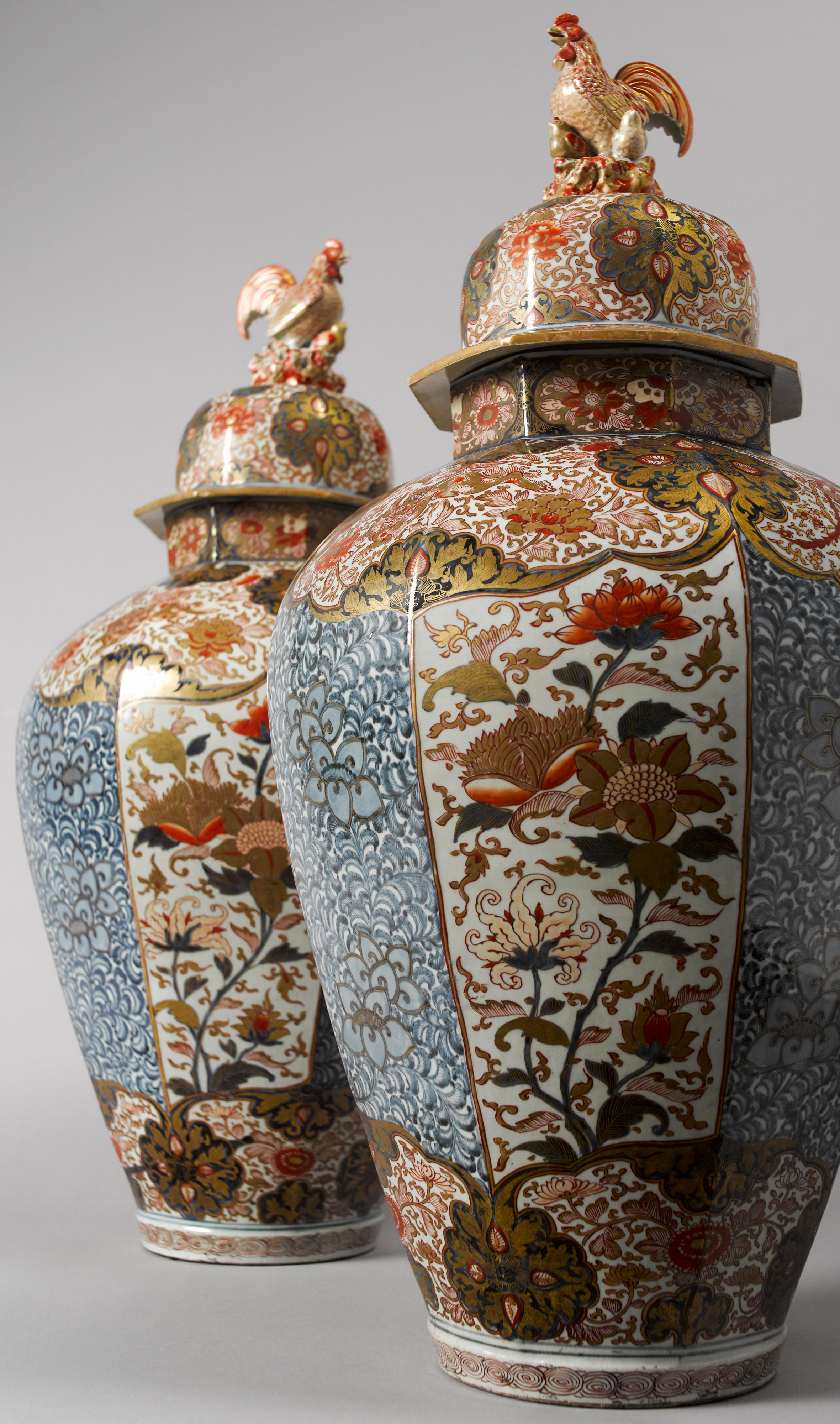 Image: A large Pair of Imari Vases with Cover (Ceramics, Ref. 1982)