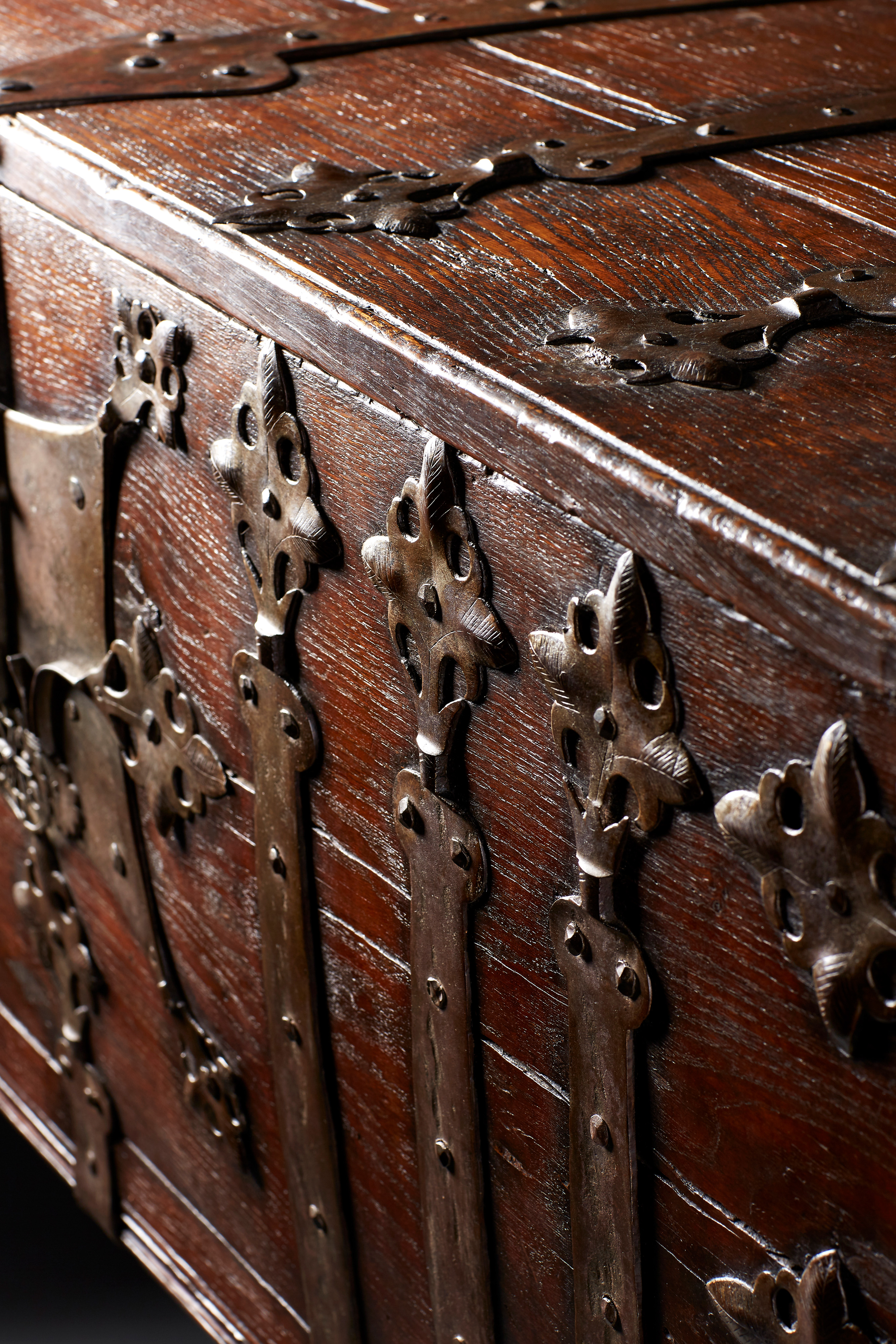 Image: Rare Westphalian Chest or ’Stollentruhe’ (Cabinet Furniture, Ref. 2058)