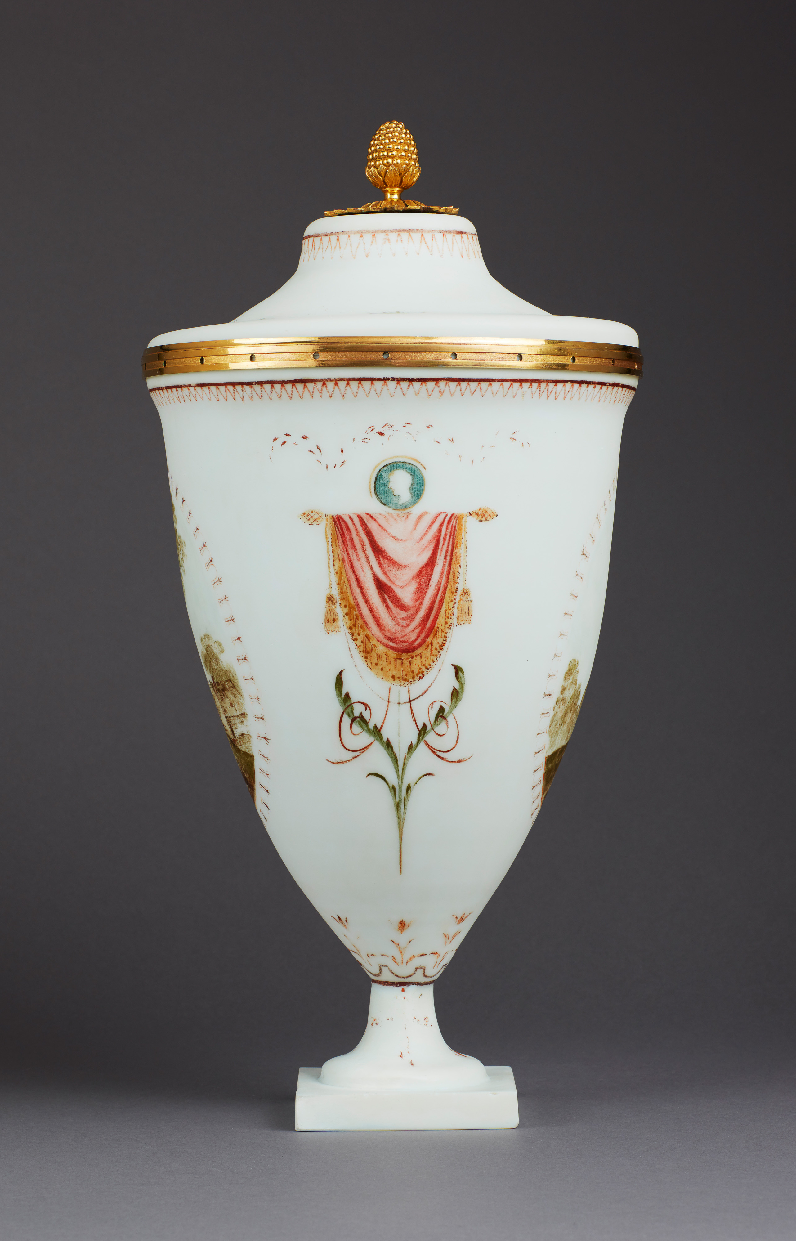 Image: Large Opaline Glass Vase with Cover (Works of Art, Ref. 2183)