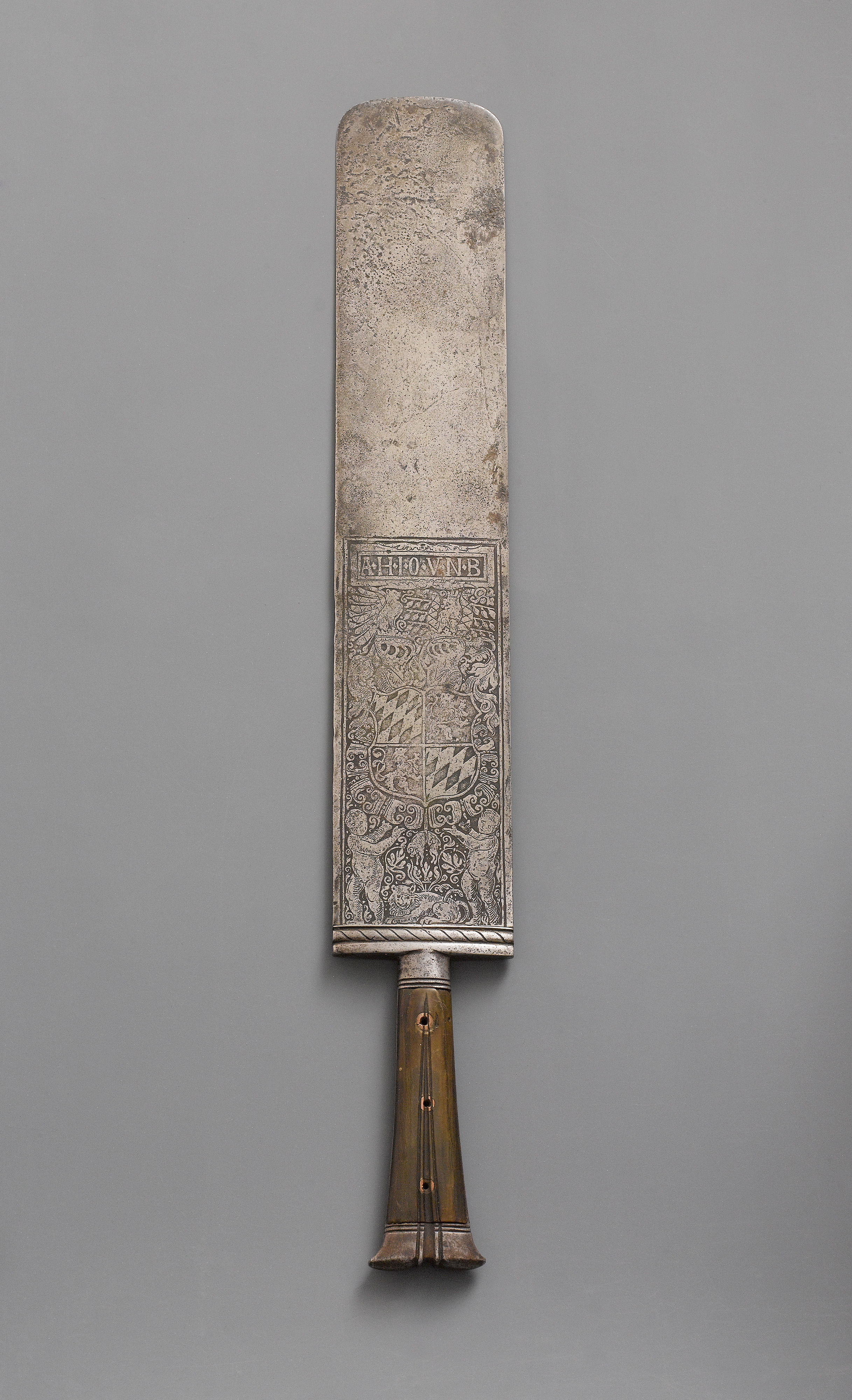Rückeite des Vorlegemessers von Herzog Albrecht V. von Bayern